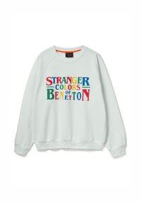 Felpa bianca con maniche raglan, con testo multicolore "STRANGER COLORS OF BENETTON" in rosso, blu, giallo e verde.