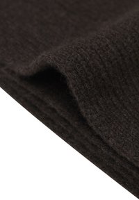 Tissu tricoté marron avec une finition douce et texturée, présentant des bords repliés et un motif légèrement en relief sur toute la surface. Idéal pour les vêtements ou les accessoires.