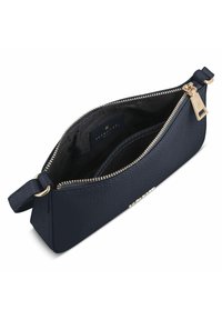 Bolso de mano de piel de color azul marino con acabado texturizado, herrajes dorados y cierre con cremallera. El interior cuenta con un forro de tela en contraste.