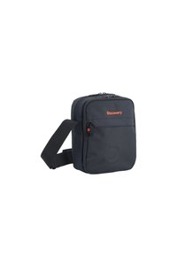 Borsa a tracolla nera di forma rettangolare, realizzata in materiale resistente. Presenta una chiusura con zip nella parte superiore, una tasca frontale e un accento arancione con logo.