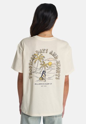 T-shirt color crema con stampa grafica raffigurante palme e una figura vicino al mare. Testo che recita "Giorni e Notti Tropicali."