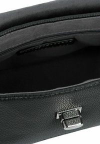Interno della borsa in pelle nera con una consistenza liscia, tasca con zip e chiusura a gancio frontale. Design robusto con linee pulite.