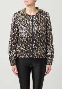 Hupullinen bomber-takki kuvioidussa vihreän, ruskean ja mustan sekoituksessa; siinä on joustavat hihansuut, vetoketjusuljenta ja kaksi sivutaskua.