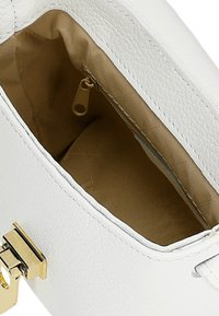 Witte gestructureerde leren handtas met een goudkleurige sluiting, voorzien van een beige stoffen interieur en een klein ritsvak.