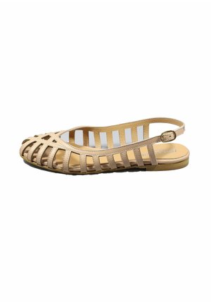 Sandal in beige con design a gabbia, realizzata in materiale liscio, presenta aperture e una suola piatta con una cintura a fibbia.