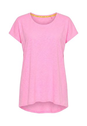 T-shirt rose à manches courtes pour femme avec encolure ronde, ourlet arrière légèrement plus long et bande de col intérieure jaune visible avec le nom de la marque.