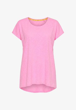 Różowa damska koszulka z krótkim rękawem, okrągłym dekoltem, nieco dłuższym tylnym dołem oraz widoczną żółtą taśmą na wewnętrznym kołnierzu z nazwą marki.