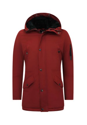 Rode winterparka met een zwarte voering, drukknopen, klepzakken, een met rits afsluitbare zak op de mouw en een vaste capuchon.