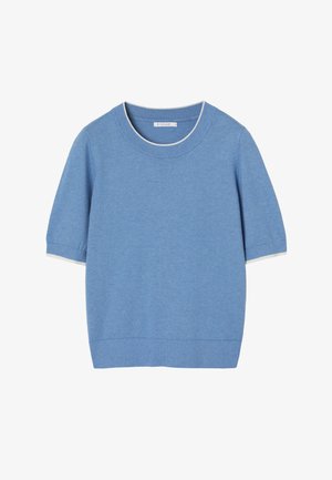 Lyseblå kortærmet sweater med rund halsudskæring og ribbet kant ved halsen og ærmerne. Fremstillet af blødt, tekstureret stof.