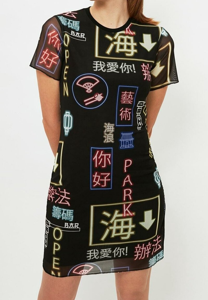 Robe noire cintrée avec des caractères chinois colorés de style néon, des symboles et des mots anglais comme "OPEN", "BAR" et "PARK".