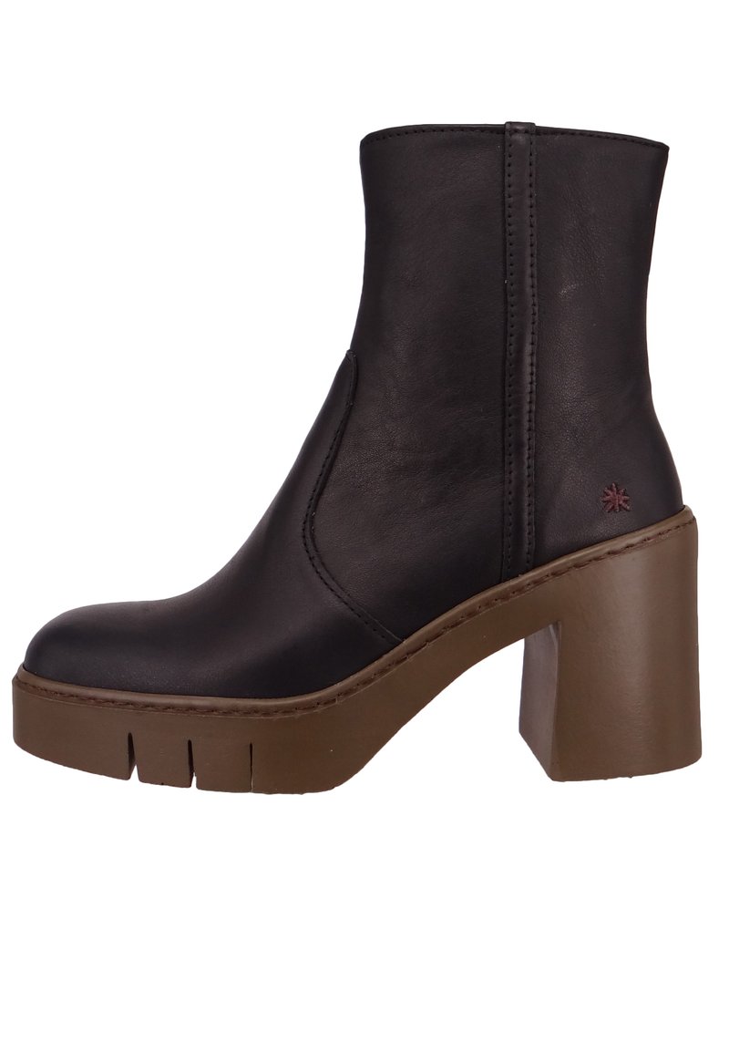 Botín de cuero negro hasta el tobillo con grueso tacón cuadrado marrón y suela con relieve, que presenta costuras sutiles y un pequeño logotipo bordado cerca del tacón.