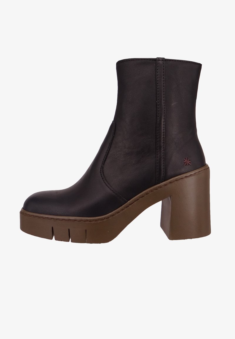 Botín de cuero negro hasta el tobillo con grueso tacón cuadrado marrón y suela con relieve, que presenta costuras sutiles y un pequeño logotipo bordado cerca del tacón.