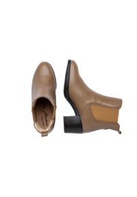 Botas de tobillo de cuero marrón con punta redonda, paneles laterales elásticos, acentos texturizados y un tacón cónico sobre una suela negra.