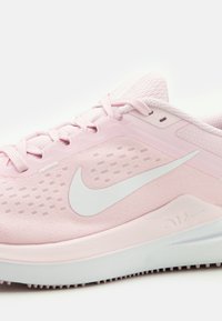 Nike Performance Chaussures de running sur route - light pink
