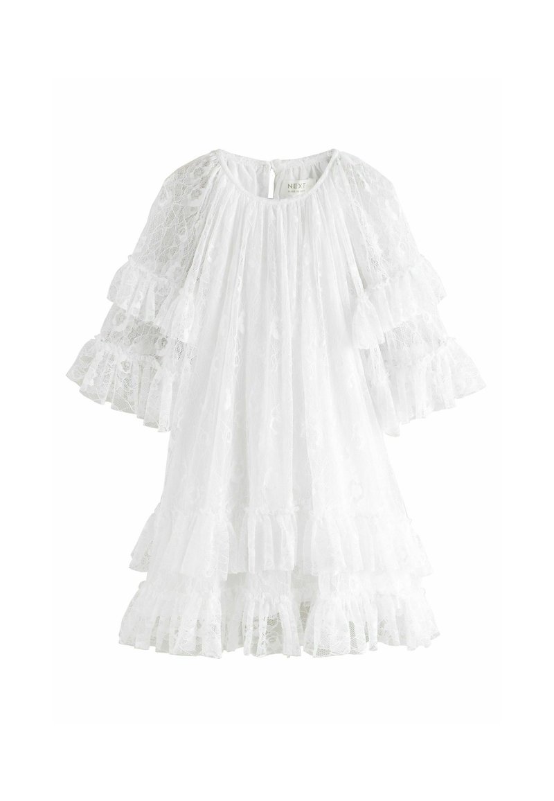Robe en dentelle blanche avec des manches amples, un design à volants superposés et un col rond avec une fermeture à boutons à l'arrière.