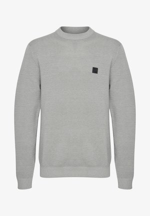 Svetlo sivi pulover z rebrastim vzorcem, okroglim izrezom in črnim kvadratnim logotipom na levi strani prsnega koša. Dolge rokave z rebrastimi manšetami.