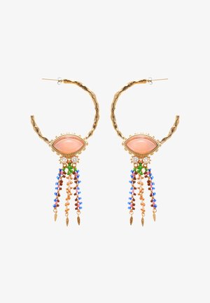 Boucles d'oreilles créoles en or avec une finition texturée, ornées d'une pierre pêche au centre et de pampilles de perles colorées en bleu, vert et brun.
