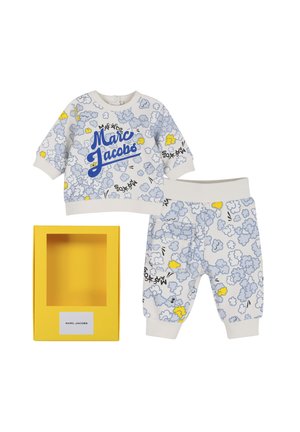 Witte kindersweatshirt en broek met blauwe en gele wolkenpatronen en Marc Jacobs-logo, getoond met een gele Marc Jacobs-doos.