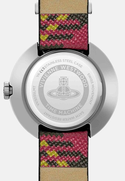 Zilverkleurige roestvrijstalen horlogekast met een stoffen band met patroon in roze, zwart en groen, voorzien van een ronde zilveren achterkant met merknaam.