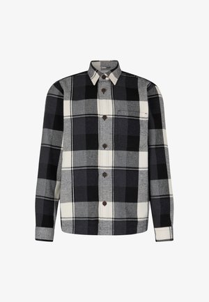 Chemise à manches longues à carreaux noirs, blancs et gris, avec une poche sur la poitrine gauche et des boutons marron foncé.