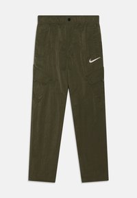 Olivgrön cargobyxor med elastisk midja, som har flera sidfickor och en liten vit Nike-logotyp på vänstra låret.