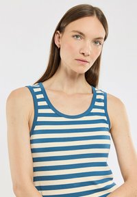 Débardeur rayé en bleu et crème, fabriqué en tissu côtelé doux avec un col rond et de larges bretelles.