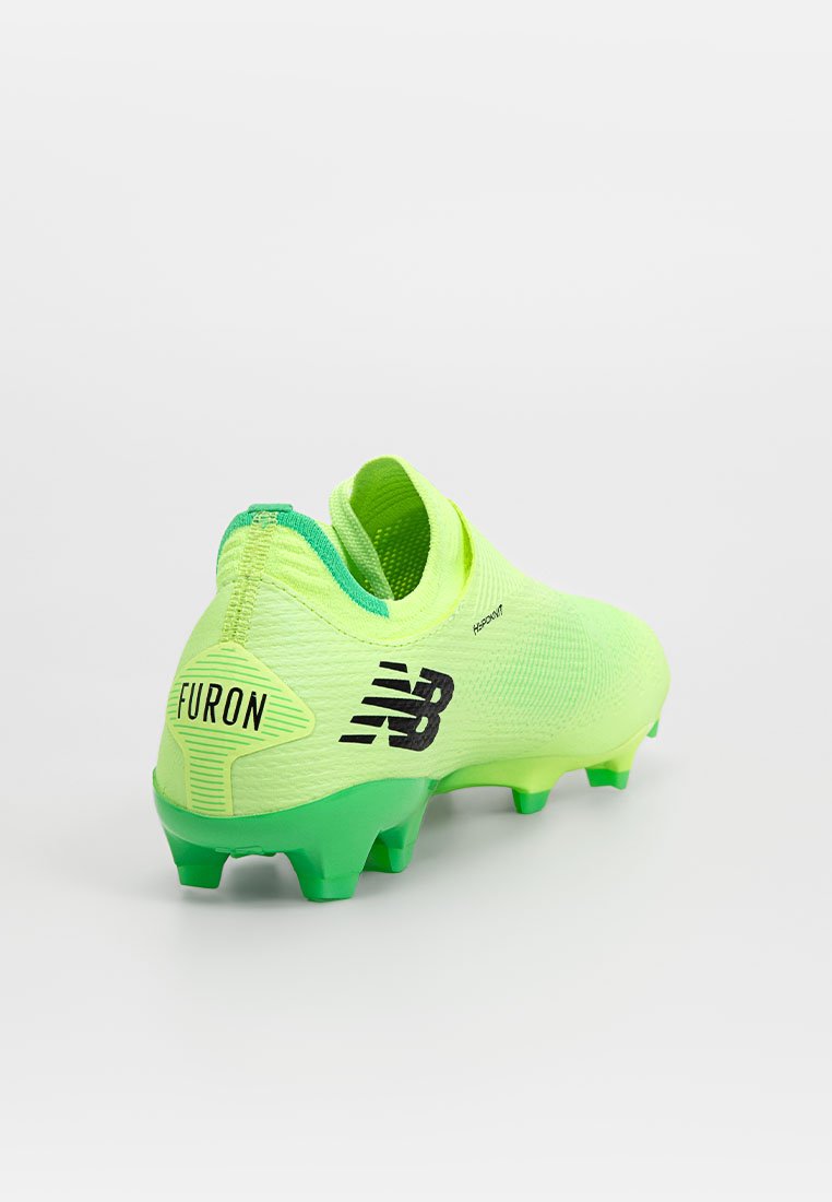 Heldere geel-groene voetbalschoen met een bovenwerk van mesh, een groene gestructureerde hak en zwarte "FURON" en "NB" logo's aan de zijkanten. Geribbelde zool voor grip.