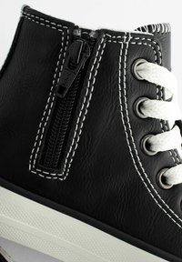 Schwarzer High-Top-Sneaker aus strukturiertem Synthetikmaterial, mit weißen Nähten, weißen Schnürsenkeln und einem seitlichen Reißverschluss für ein einfaches Schließen.