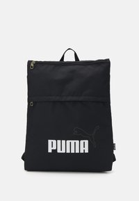 Svart ryggsekk med glidelås, med en fremtredende hvit "PUMA" logo og kattemotiv. Laget av slitesterk stoff med justerbare stropper.