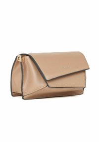 Tan læder clutch med en struktureret design, der har en fold-over klaff, kontrasterende sort kant og en guldfarvet lynlåsdetalje.