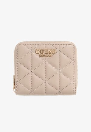 Portafoglio trapuntato beige con logo dorato "GUESS EST1981". Presenta chiusura con cerniera, texture liscia e decorazioni a motivo diamantato sull'esterno.