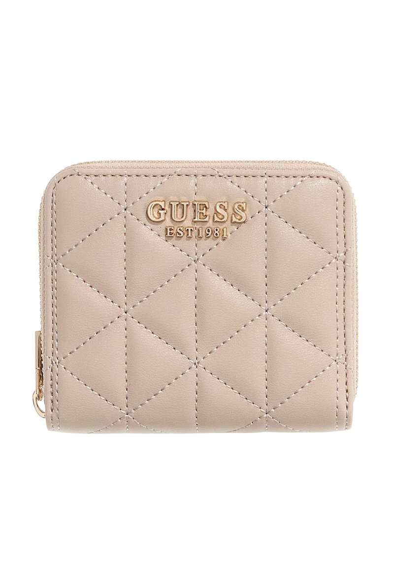Portefeuille beige matelassé avec logo doré "GUESS EST1981". Comprend une fermeture éclair, une texture lisse et un motif en losange sur l'extérieur.