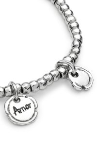 Bracelet en perles d'argent avec une finition lisse et poli, comprenant deux étiquettes gravées "Armor". Le design inclut des perles rondes et hexagonales.