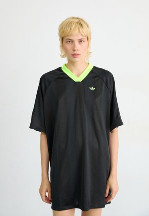 Sort oversized sports T-shirt med korte ærmer, en grøn V-halskrave og lille logo på brystet. Glat materiale, afslappet pasform.