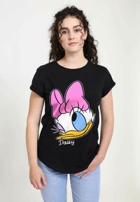 Sort T-shirt med et stort, farverigt grafisk motiv af en tegnefilmsand med en lyserød sløjfe, blå øje, og navnet "Daisy" skrevet nedenunder.
