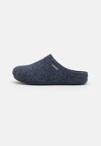 Tmavomodré filtrové pantofle na slip-on s zaoblenou špičkou, jemnou textúrou a gumovou podrážkou. Na boku sa nachádza diskrétna logo akcentácia.