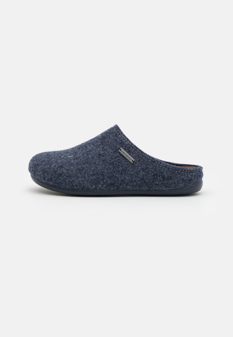 Tmavomodré filtrové pantofle na slip-on s zaoblenou špičkou, jemnou textúrou a gumovou podrážkou. Na boku sa nachádza diskrétna logo akcentácia.