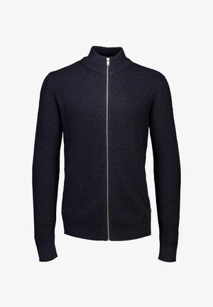 Ciemnoniebieski dzianinowy sweter zapinany na zamek z długimi rękawami i wysokim kołnierzem, zdobiony teksturowanym wzorem w diamenty.