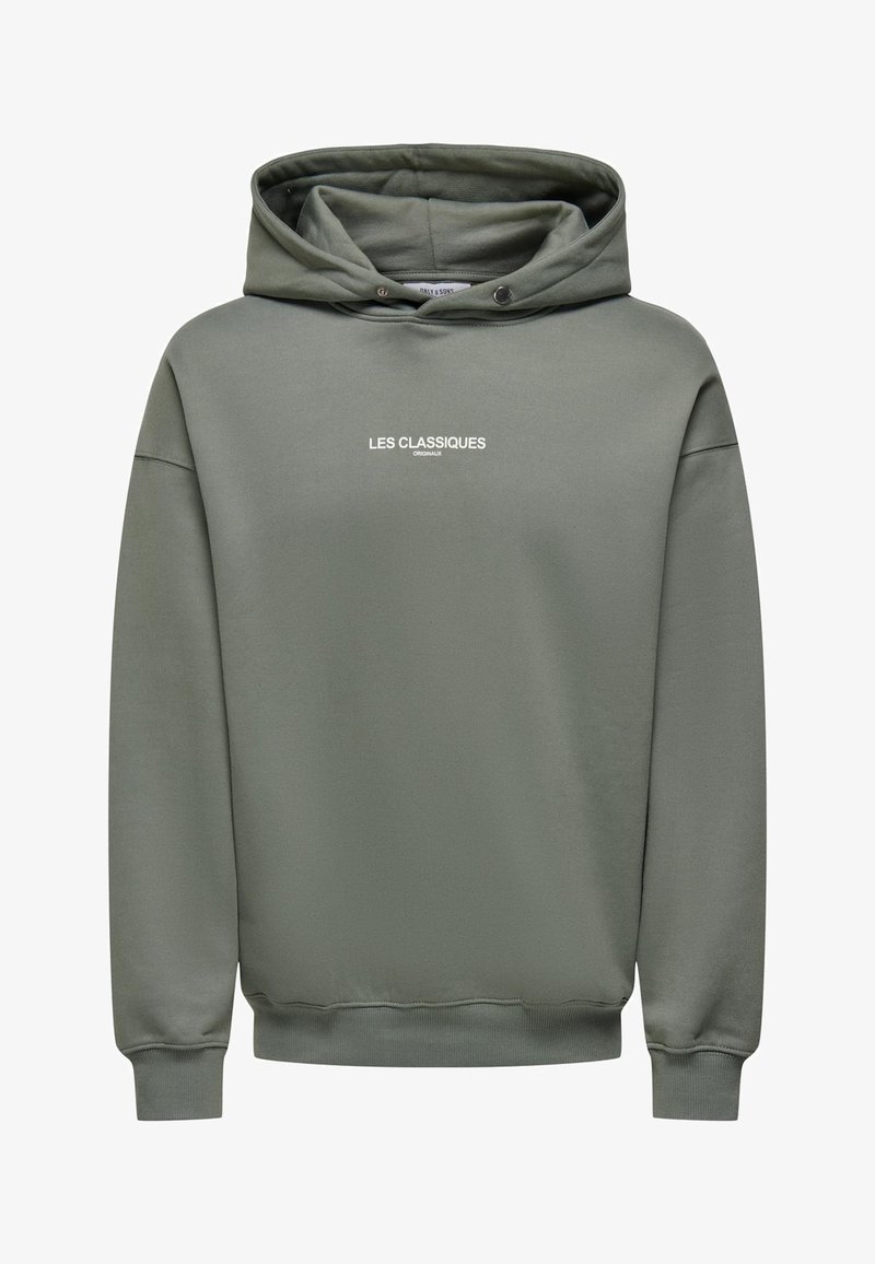 Zöld kapucnis pulóver, húzózsinórral, bordás mandzsettákkal és aljjal, a mellrészen fehér "LES CLASSIQUES" felirattal. Sima pamutkeverék anyag.