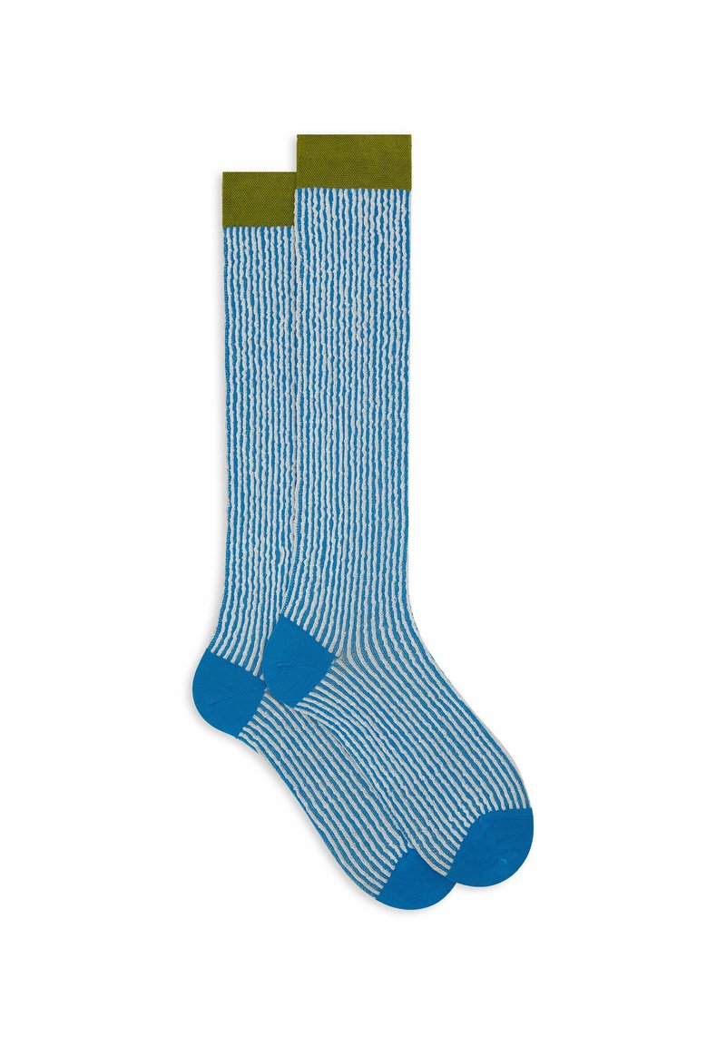 Calze alla caviglia con un motivo a righe blu e bianche, caratterizzate da risvolti verdi e punte blu. Materiale in misto cotone.