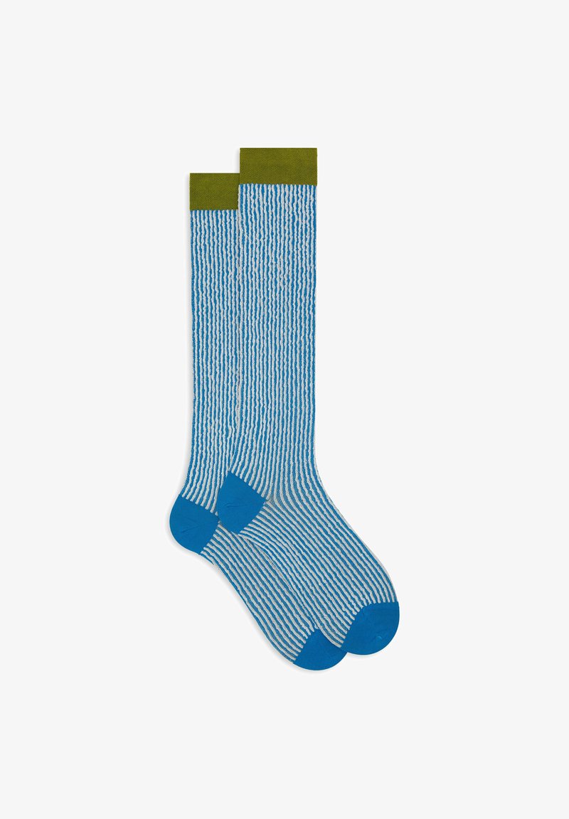 Calze alla caviglia con un motivo a righe blu e bianche, caratterizzate da risvolti verdi e punte blu. Materiale in misto cotone.