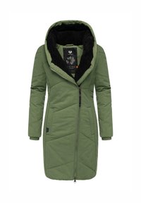 Lang, quiltet grønn frakk med stor hettekrage og svart fuskepelsfôr. Har to sidelommer og hel glidelås.