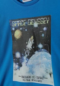 Plava pamučna majica s grafikom koja prikazuje planete, svemirsku letjelicu i tekst "SVEMIRSKA ODISA - MISIJA NA MARS - U NEPOZNATO" u raznim bojama.
