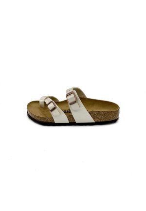 Weiße Korksandalen mit zwei verstellbaren Riemen, Metall-Schnallen und einem strukturierten Fußbett. Gummisohle für besseren Halt. Einfaches und funktionales Design.