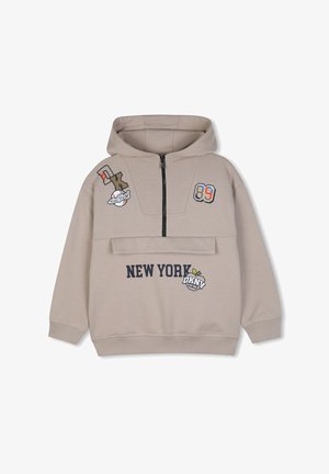 Sweat à capuche beige avec fermeture éclair devant, décoré de patchs comprenant "New York," "89," et "DKNY,", avec poignets et ourlet côtelés.