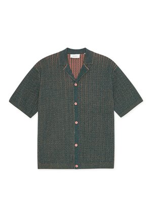 Chemise à manches courtes avec boutons, de couleur vert foncé avec un motif texturé et des boutons roses contrastants. Elle présente un col classique et une coupe décontractée.