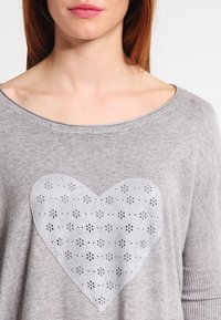 Molly Bracken Pullover - grey