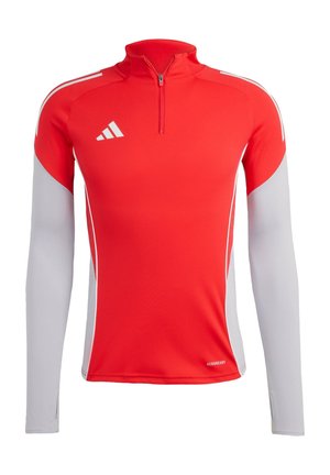 Rotes langärmliges Sporthemd mit einem Viertel-Reißverschluss, grauen Ärmeln und weißen Streifen. Aus atmungsaktivem Material, mit dezentem Branding.