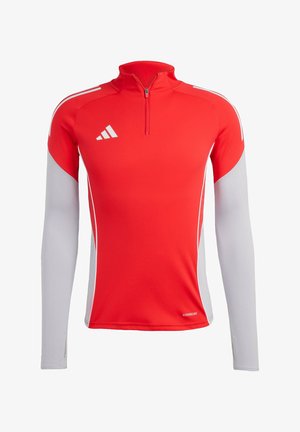Rotes langärmliges Sporthemd mit einem Viertel-Reißverschluss, grauen Ärmeln und weißen Streifen. Aus atmungsaktivem Material, mit dezentem Branding.