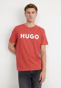 HUGO DULIVIO - Apdrukāts T-krekls - dark red